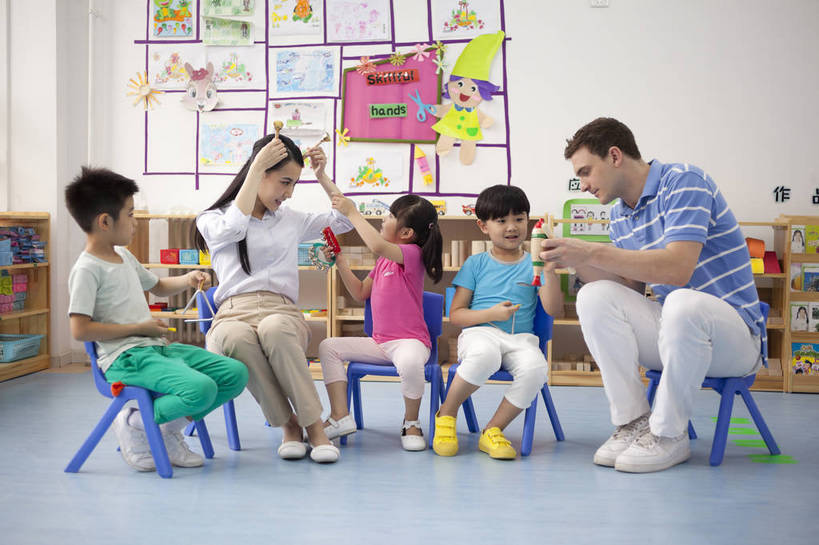 东方人,西方人,婴儿,儿童,中年人,伙伴,教师,坐,横图,彩色,室内,白天,正面,侧面,快乐,友谊,幸福,纯洁,合作,拼图,玩具,北京,中国,欧洲人,五个人,板凳,图片,许多人,小孩,小女孩,背景墙,一群人,教室,放松,可爱,美女,童年,童趣,讲解,外教,幼儿园,摄影,活泼,成长,希望,好奇,未来,同伴,宝宝,摆弄,纯真,烂漫,无邪,乐观,教员,卡通画,伶俐,天真,友情,男孩,男人,男性,年轻男性,年轻女性,女人,女性,美国人,亚洲人,中国人,孩子,年轻人,老师,举起,玩耍,全身,先生,男生,师生,bj174