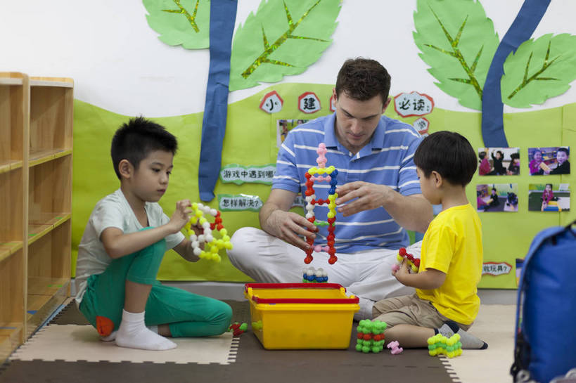 东方人,西方人,婴儿,儿童,中年人,三个人,伙伴,教师,坐,横图,彩色,室内,白天,正面,侧面,快乐,友谊,幸福,纯洁,合作,拼图,玩具,北京,中国,欧洲人,板凳,图片,教育,小孩,背景墙,教室,放松,可爱,童年,童趣,讲解,外教,幼儿园,摄影,活泼,成长,希望,好奇,未来,学前教育,同伴,宝宝,摆弄,纯真,烂漫,无邪,乐观,卡通画,伶俐,天真,友情,男孩,男人,男性,年轻男性,美国人,亚洲人,中国人,孩子,年轻人,举起,玩耍,全身,男生,师生,bj174