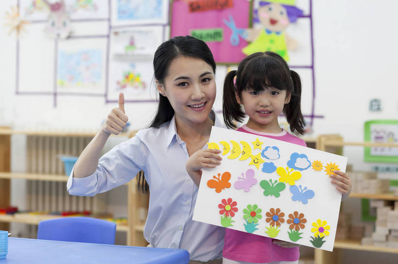 东方人,婴儿,儿童,中年人,两个人,伙伴,教师,坐,横图,彩色,室内,白天,正面,快乐,友谊,幸福,纯洁,合作,拼图,北京,中国,学习,图片,教育,书桌,小孩,小女孩,背景墙,教室,展示,放松,可爱,童年,童趣,幼儿园,摄影,活泼,成长,希望,好奇,未来,学前教育,同伴,宝宝,提问,纯真,烂漫,无邪,乐观,教员,卡通画,伶俐,天真,友情,女人,女性,亚洲人,中国人,孩子,年轻人,老师,画画,半身,先生,师生,bj174