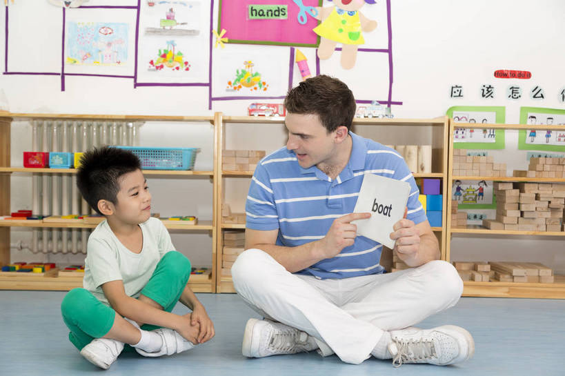 东方人,西方人,婴儿,儿童,中年人,三个人,伙伴,教师,坐,盘腿,微笑,横图,彩色,室内,白天,正面,快乐,友谊,幸福,纯洁,合作,柜子,拼图,玩具,北京,中国,欧洲人,图片,许多人,教育,小孩,背景墙,画册,一群人,教室,展示,放松,可爱,童年,童趣,外教,幼儿园,摄影,活泼,成长,希望,好奇,未来,学前教育,同伴,宝宝,纯真,烂漫,无邪,辅导,乐观,传授,卡通画,伶俐,天真,友情,男孩,男人,男性,年轻男性,美国人,亚洲人,中国人,孩子,年轻人,盘腿而坐,盘膝,盘着腿的,盘着腿坐,双腿交叉,坐着,全身,男生,师生,bj174