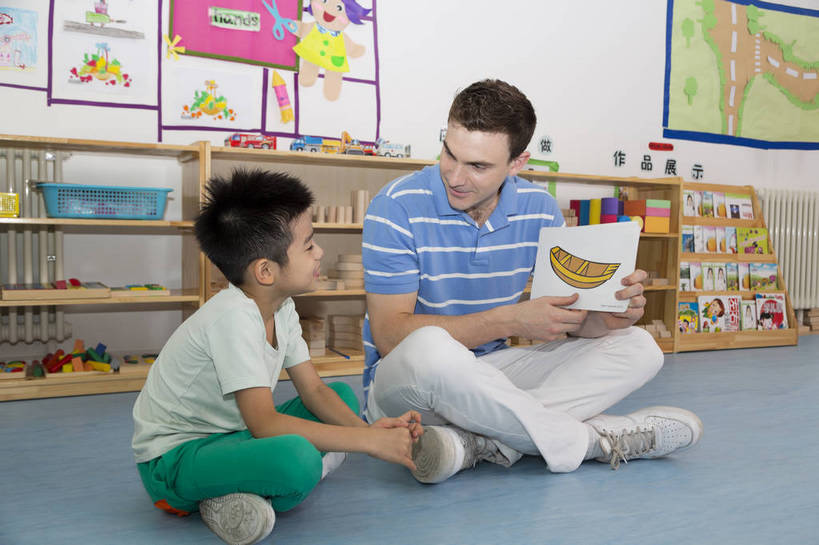 东方人,西方人,婴儿,儿童,中年人,两个人,伙伴,教师,坐,盘腿,微笑,横图,彩色,室内,白天,侧面,快乐,友谊,幸福,纯洁,合作,柜子,拼图,玩具,北京,中国,欧洲人,图片,许多人,教育,小孩,背景墙,画册,一群人,教室,展示,放松,可爱,童年,童趣,外教,幼儿园,摄影,活泼,成长,希望,好奇,未来,学前教育,同伴,宝宝,纯真,烂漫,无邪,辅导,乐观,传授,卡通画,伶俐,天真,友情,男孩,男人,男性,年轻男性,美国人,亚洲人,中国人,孩子,年轻人,盘腿而坐,盘膝,盘着腿的,盘着腿坐,双腿交叉,坐着,全身,男生,师生,bj174