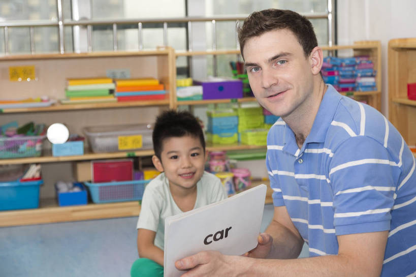 东方人,西方人,婴儿,儿童,中年人,两个人,伙伴,教师,坐,盘腿,微笑,横图,彩色,室内,白天,正面,侧面,快乐,友谊,幸福,纯洁,合作,柜子,拼图,玩具,北京,中国,欧洲人,图片,许多人,教育,小孩,背景墙,画册,一群人,教室,展示,放松,可爱,童年,童趣,外教,幼儿园,摄影,活泼,成长,希望,好奇,未来,学前教育,同伴,宝宝,纯真,烂漫,无邪,辅导,乐观,传授,卡通画,伶俐,天真,友情,男孩,男人,男性,年轻男性,美国人,亚洲人,中国人,孩子,年轻人,盘腿而坐,盘膝,盘着腿的,盘着腿坐,双腿交叉,坐着,半身,男生,师生,bj174