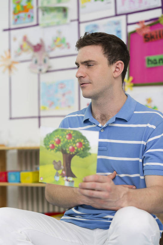 西方人,婴儿,儿童,中年人,一个人,教师,坐,竖图,彩色,室内,白天,正面,快乐,幸福,纯洁,柜子,玩具,北京,中国,欧洲人,图片,教育,听,仅一个年轻男性,小孩,背面,背景墙,书本,教室,放松,可爱,童年,童趣,外教,幼儿园,摄影,活泼,成长,希望,好奇,未来,学前教育,宝宝,讲课,纯真,烂漫,无邪,乐观,卡通画,伶俐,认真,天真,男人,男性,年轻男性,女人,女性,美国人,孩子,年轻人,半身,bj174