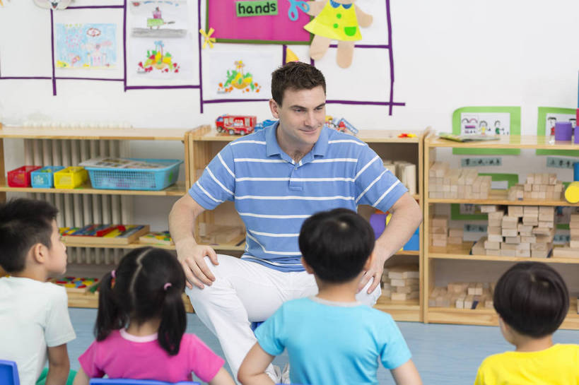 东方人,西方人,婴儿,儿童,中年人,伙伴,教师,坐,横图,彩色,室内,白天,正面,快乐,友谊,幸福,纯洁,合作,柜子,玩具,北京,中国,欧洲人,五个人,图片,许多人,教育,听,小孩,小女孩,背面,背景墙,一群人,教室,放松,可爱,童年,童趣,比划,外教,幼儿园,摄影,活泼,成长,希望,好奇,未来,学前教育,同伴,宝宝,讲课,纯真,烂漫,无邪,乐观,卡通画,伶俐,认真,天真,友情,男孩,男人,男性,年轻男性,女人,女性,美国人,亚洲人,中国人,孩子,年轻人,半身,男生,师生,bj174