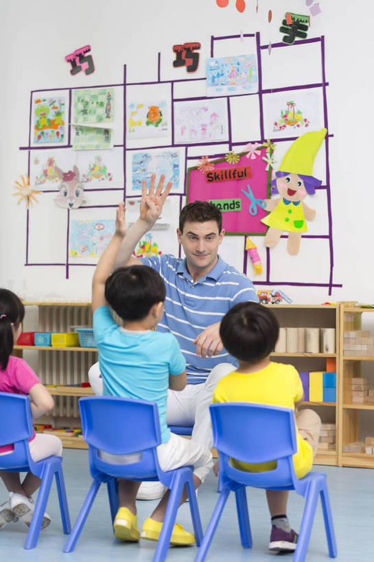 东方人,西方人,婴儿,儿童,中年人,四个人,伙伴,教师,坐,竖图,彩色,室内,白天,正面,快乐,友谊,幸福,纯洁,合作,柜子,玩具,北京,中国,欧洲人,图片,许多人,教育,听,小孩,小女孩,背面,背景墙,一群人,教室,放松,可爱,童年,童趣,比划,外教,幼儿园,摄影,活泼,成长,希望,好奇,未来,学前教育,同伴,宝宝,讲课,纯真,烂漫,无邪,乐观,卡通画,伶俐,认真,天真,友情,男孩,男人,男性,年轻男性,女人,女性,美国人,亚洲人,中国人,孩子,年轻人,半身,男生,师生,bj174