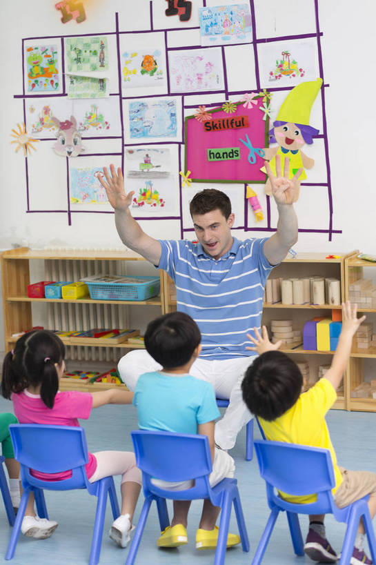 东方人,西方人,婴儿,儿童,中年人,四个人,伙伴,教师,坐,竖图,彩色,室内,白天,正面,快乐,友谊,幸福,纯洁,合作,柜子,玩具,北京,中国,欧洲人,图片,许多人,教育,听,小孩,小女孩,背面,背景墙,一群人,教室,放松,可爱,童年,童趣,比划,外教,幼儿园,摄影,活泼,成长,希望,好奇,未来,学前教育,同伴,宝宝,讲课,纯真,烂漫,无邪,乐观,卡通画,伶俐,认真,天真,友情,男孩,男人,男性,年轻男性,女人,女性,美国人,亚洲人,中国人,孩子,年轻人,全身,男生,师生,bj174