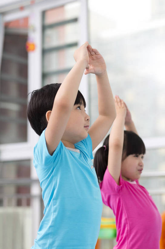 东方人,婴儿,儿童,两个人,伙伴,站,竖图,彩色,室内,白天,侧面,锻炼,快乐,友谊,幸福,纯洁,合作,北京,中国,图片,听,小孩,小女孩,背景墙,教室,放松,可爱,童年,童趣,比划,做操,幼儿园,摄影,活泼,成长,希望,好奇,未来,同伴,宝宝,讲课,纯真,烂漫,无邪,乐观,卡通画,伶俐,认真,天真,友情,男孩,男人,男性,女人,女性,亚洲人,中国人,孩子,半身,男生,bj174