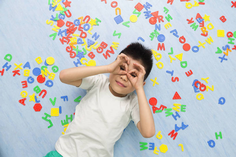 东方人,婴儿,儿童,一个人,微笑,横图,俯视,彩色,室内,白天,背景,正面,快乐,幸福,纯洁,地板,北京,中国,图片,排列,小孩,休息,教室,鬼脸,调皮,放松,可爱,童年,童趣,幼儿园,摄影,活泼,成长,希望,好奇,未来,宝宝,纯真,烂漫,无邪,乐观,伶俐,天真,男孩,男人,男性,亚洲人,中国人,孩子,躺着,半身,男生,bj174