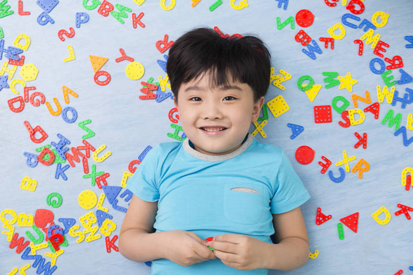 东方人,婴儿,儿童,一个人,微笑,横图,俯视,彩色,室内,白天,背景,正面,快乐,幸福,纯洁,地板,北京,中国,图片,排列,小孩,休息,教室,鬼脸,调皮,放松,可爱,童年,童趣,幼儿园,摄影,活泼,成长,希望,好奇,未来,宝宝,纯真,烂漫,无邪,乐观,伶俐,天真,男孩,男人,男性,亚洲人,中国人,孩子,躺着,半身,男生,bj174