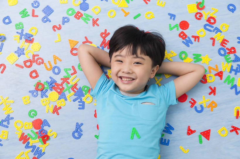 东方人,婴儿,儿童,一个人,微笑,横图,俯视,彩色,室内,白天,背景,正面,快乐,幸福,纯洁,地板,北京,中国,图片,排列,小孩,休息,教室,鬼脸,调皮,放松,可爱,童年,童趣,幼儿园,摄影,活泼,成长,希望,好奇,未来,宝宝,纯真,烂漫,无邪,乐观,伶俐,天真,男孩,男人,男性,亚洲人,中国人,孩子,躺着,半身,男生,bj174