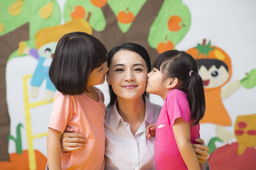 东方人,婴儿,儿童,中年人,三个人,伙伴,教师,站,坐,横图,彩色,室内,白天,正面,侧面,快乐,友谊,幸福,纯洁,合作,北京,中国,图片,许多人,教育,小孩,小女孩,背景墙,一群人,教室,放松,可爱,美女,童年,童趣,幼儿园,摄影,活泼,成长,抱着,希望,好奇,未来,学前教育,亲近,同伴,宝宝,纯真,烂漫,无邪,乐观,教员,卡通画,伶俐,天真,友情,年轻女性,女人,女性,亚洲人,中国人,孩子,年轻人,老师,亲吻,半身,先生,师生,bj174