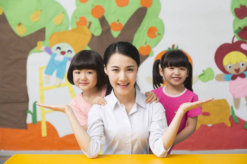 东方人,婴儿,儿童,中年人,三个人,伙伴,教师,站,坐,横图,彩色,室内,白天,正面,快乐,友谊,幸福,纯洁,合作,桌子,北京,中国,图片,许多人,教育,小孩,小女孩,背景墙,手势,一群人,教室,放松,可爱,美女,童年,童趣,幼儿园,摄影,活泼,成长,希望,好奇,未来,学前教育,亲近,同伴,宝宝,纯真,烂漫,无邪,乐观,教员,卡通画,伶俐,天真,友情,年轻女性,女人,女性,亚洲人,中国人,孩子,年轻人,老师,半身,先生,师生,bj174