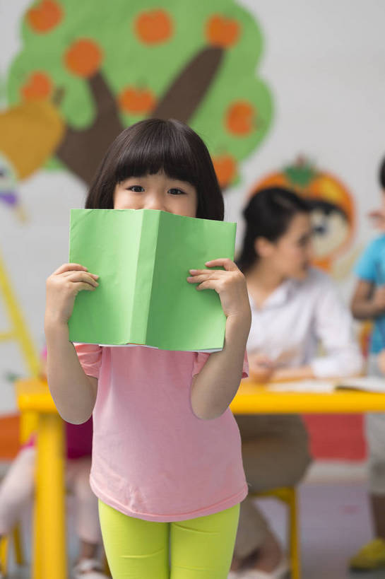 东方人,婴儿,儿童,三个人,伙伴,站,坐,竖图,彩色,室内,特写,白天,正面,快乐,友谊,幸福,纯洁,合作,桌子,北京,中国,写字,图片,许多人,听,小孩,小女孩,背景墙,书本,一群人,教室,放松,可爱,美女,童年,童趣,幼儿园,摄影,活泼,成长,希望,好奇,遮挡,未来,同伴,宝宝,讲课,纯真,烂漫,无邪,辅导,乐观,传授,卡通画,伶俐,认真,天真,友情,年轻女性,女人,女性,亚洲人,中国人,孩子,举着,半身,bj174