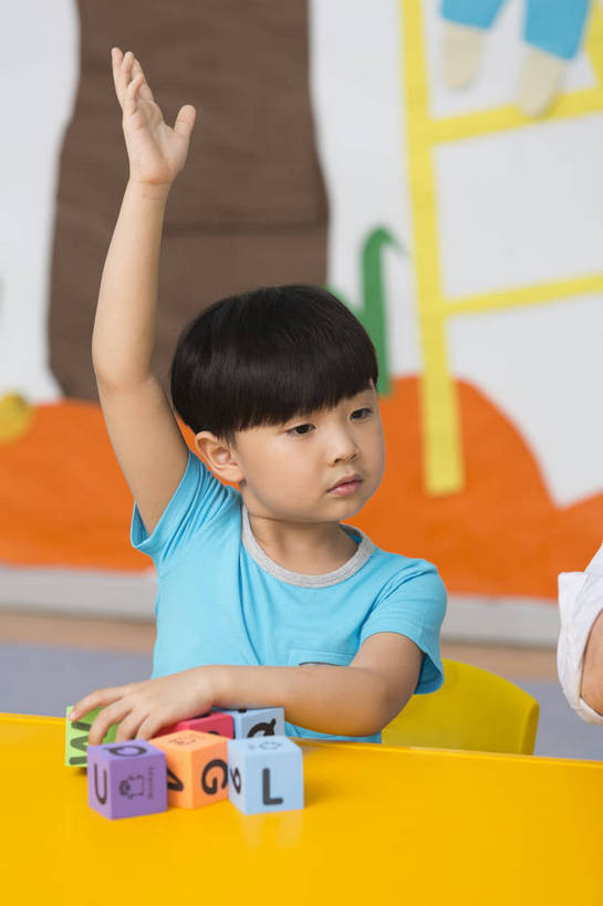 东方人,婴儿,儿童,一个人,坐,微笑,竖图,彩色,室内,白天,正面,快乐,幸福,纯洁,柜子,玩具,北京,中国,图片,字母,小孩,背景墙,模型,教室,积木,放松,可爱,童年,童趣,幼儿园,摄影,活泼,成长,希望,好奇,未来,宝宝,提问,纯真,烂漫,无邪,回答,乐观,卡通画,伶俐,天真,男孩,男人,男性,亚洲人,中国人,孩子,举手,玩耍,半身,男生,bj174