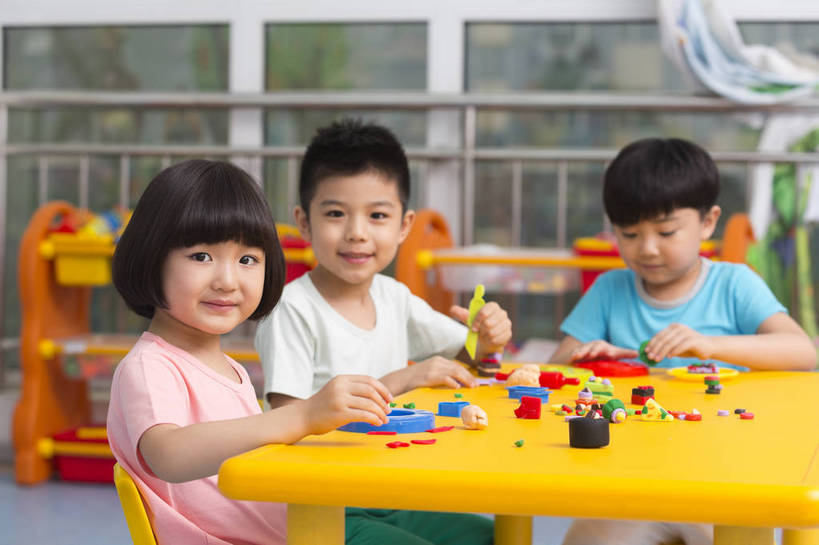 东方人,婴儿,儿童,三个人,伙伴,坐,微笑,横图,彩色,室内,白天,正面,侧面,游戏,快乐,友谊,幸福,纯洁,合作,桌子,玩具,北京,中国,图片,许多人,玩,娱乐,小孩,小女孩,背景墙,一群人,休闲,教室,放松,可爱,童年,童趣,益智,幼儿园,摄影,活泼,成长,模具,活动,希望,好奇,未来,发泄,消遣,智力,同伴,宝宝,纯真,烂漫,无邪,橡皮泥,宣泄,乐观,卡通画,伶俐,天真,友情,男孩,男人,男性,女人,女性,亚洲人,中国人,孩子,玩耍,嬉戏,半身,男生,bj174