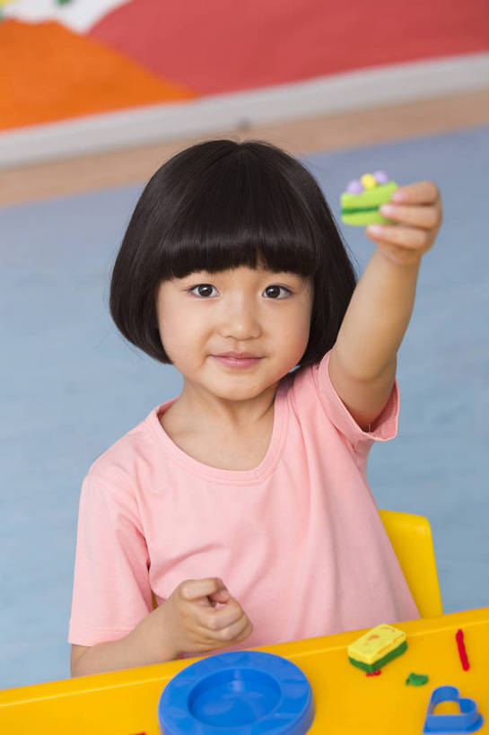 东方人,婴儿,儿童,一个人,坐,微笑,竖图,彩色,室内,白天,正面,游戏,快乐,幸福,纯洁,桌子,玩具,北京,中国,图片,玩,娱乐,小孩,小女孩,背景墙,休闲,教室,放松,可爱,童年,童趣,益智,幼儿园,摄影,活泼,成长,模具,活动,希望,好奇,未来,发泄,消遣,智力,宝宝,纯真,烂漫,无邪,橡皮泥,宣泄,乐观,卡通画,伶俐,天真,女孩,女人,女性,亚洲人,中国人,孩子,玩耍,嬉戏,半身,女生,bj174