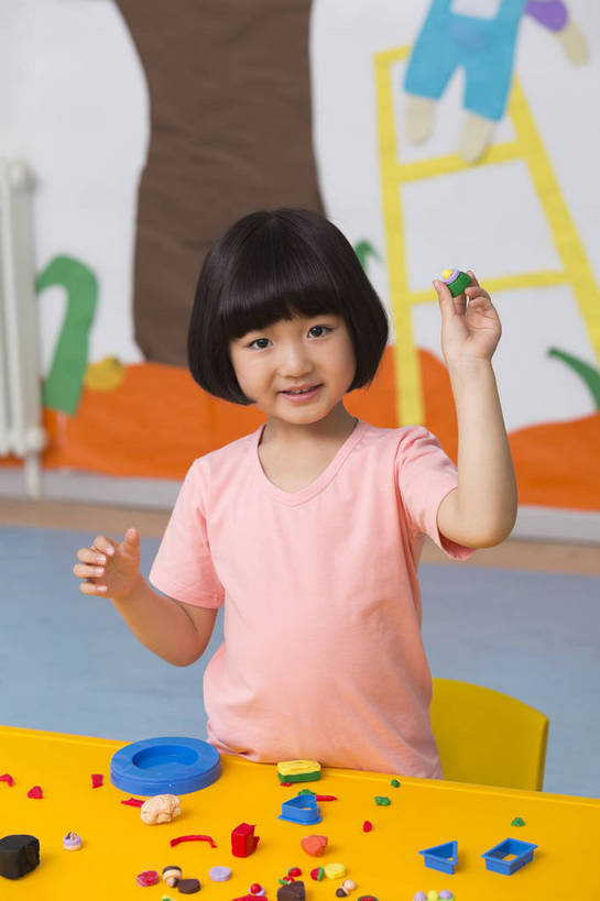 东方人,婴儿,儿童,一个人,坐,微笑,竖图,彩色,室内,白天,正面,游戏,快乐,幸福,纯洁,桌子,玩具,北京,中国,图片,玩,娱乐,小孩,小女孩,背景墙,休闲,教室,放松,可爱,童年,童趣,益智,幼儿园,摄影,活泼,成长,模具,活动,希望,好奇,未来,发泄,消遣,智力,宝宝,纯真,烂漫,无邪,橡皮泥,宣泄,乐观,卡通画,伶俐,天真,女孩,女人,女性,亚洲人,中国人,孩子,玩耍,嬉戏,半身,女生,bj174