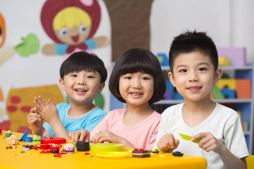 东方人,婴儿,儿童,三个人,伙伴,坐,微笑,横图,彩色,室内,白天,正面,游戏,快乐,友谊,幸福,纯洁,合作,桌子,玩具,北京,中国,图片,许多人,玩,娱乐,小孩,小女孩,背景墙,一群人,休闲,教室,放松,可爱,童年,童趣,益智,幼儿园,摄影,活泼,成长,模具,活动,希望,好奇,未来,发泄,消遣,智力,同伴,宝宝,纯真,烂漫,无邪,橡皮泥,宣泄,乐观,卡通画,伶俐,天真,友情,男孩,男人,男性,女人,女性,亚洲人,中国人,孩子,玩耍,嬉戏,半身,男生,bj174