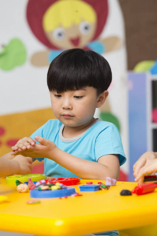 东方人,婴儿,儿童,一个人,坐,微笑,竖图,彩色,室内,白天,侧面,游戏,快乐,幸福,纯洁,桌子,玩具,北京,中国,图片,玩,娱乐,小孩,背景墙,休闲,教室,放松,可爱,童年,童趣,益智,幼儿园,摄影,活泼,成长,模具,活动,希望,好奇,未来,发泄,消遣,智力,宝宝,纯真,烂漫,无邪,橡皮泥,宣泄,乐观,卡通画,伶俐,天真,男孩,男人,男性,亚洲人,中国人,孩子,玩耍,嬉戏,半身,男生,bj174