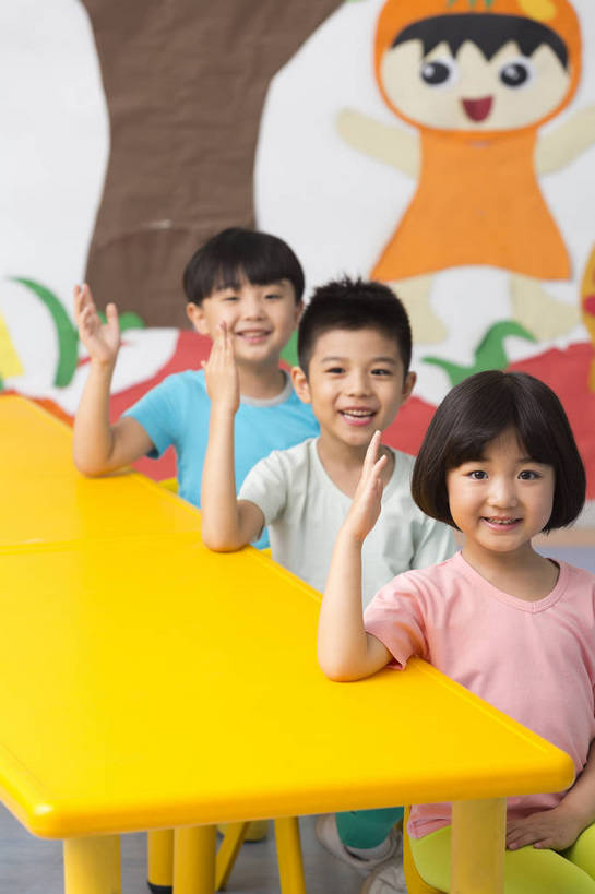 东方人,婴儿,儿童,三个人,伙伴,坐,微笑,竖图,彩色,室内,白天,正面,快乐,友谊,幸福,纯洁,合作,柜子,桌子,玩具,北京,中国,图片,许多人,小孩,小女孩,背景墙,一群人,听课,教室,放松,可爱,童年,童趣,幼儿园,摄影,活泼,成长,希望,好奇,未来,同伴,宝宝,提问,纯真,烂漫,无邪,回答,乐观,卡通画,伶俐,认真,天真,友情,男孩,男人,男性,女人,女性,亚洲人,中国人,孩子,举手,半身,男生,bj174