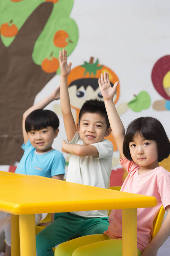 东方人,婴儿,儿童,三个人,伙伴,坐,微笑,竖图,彩色,室内,白天,侧面,快乐,友谊,幸福,纯洁,合作,柜子,桌子,玩具,北京,中国,图片,许多人,小孩,小女孩,背景墙,一群人,听课,教室,放松,可爱,童年,童趣,幼儿园,摄影,活泼,成长,希望,好奇,未来,同伴,宝宝,提问,纯真,烂漫,无邪,回答,乐观,卡通画,伶俐,认真,天真,友情,男孩,男人,男性,女人,女性,亚洲人,中国人,孩子,举手,半身,男生,bj174