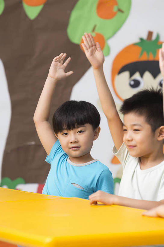 东方人,婴儿,儿童,两个人,伙伴,坐,微笑,竖图,彩色,室内,白天,正面,侧面,快乐,友谊,幸福,纯洁,合作,柜子,桌子,玩具,北京,中国,图片,小孩,背景墙,听课,教室,放松,可爱,童年,童趣,幼儿园,摄影,活泼,成长,希望,好奇,未来,同伴,宝宝,提问,纯真,烂漫,无邪,回答,乐观,卡通画,伶俐,认真,天真,友情,男孩,男人,男性,亚洲人,中国人,孩子,举手,半身,男生,bj174