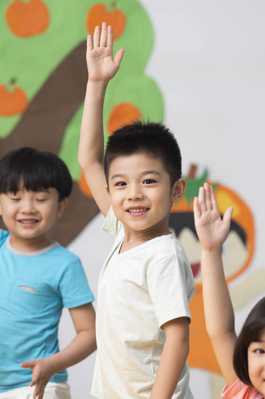 东方人,婴儿,儿童,三个人,伙伴,站,坐,微笑,竖图,彩色,室内,白天,正面,侧面,快乐,友谊,幸福,纯洁,合作,柜子,桌子,玩具,北京,中国,图片,许多人,小孩,小女孩,背景墙,一群人,听课,教室,放松,可爱,童年,童趣,幼儿园,摄影,活泼,成长,希望,好奇,未来,同伴,宝宝,提问,纯真,烂漫,无邪,回答,乐观,卡通画,伶俐,认真,天真,友情,男孩,男人,男性,女人,女性,亚洲人,中国人,孩子,举手,半身,男生,bj174