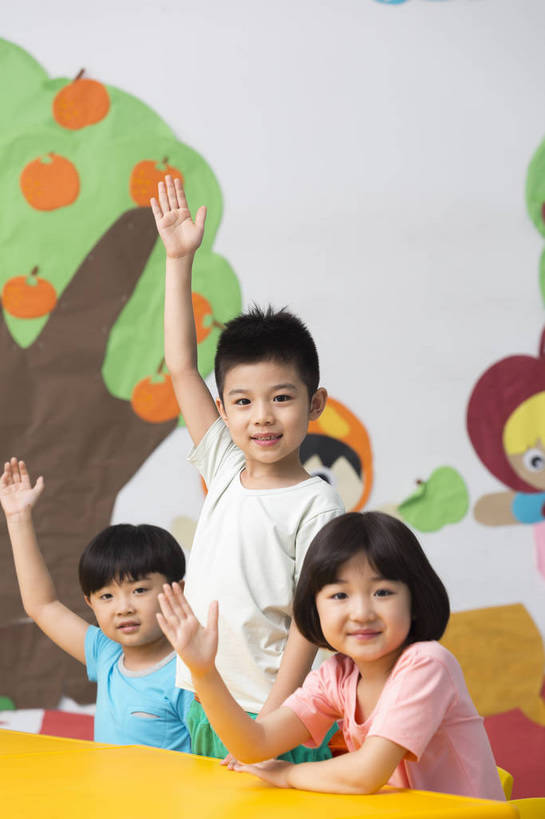 东方人,婴儿,儿童,三个人,伙伴,站,坐,微笑,竖图,彩色,室内,白天,正面,侧面,快乐,友谊,幸福,纯洁,合作,柜子,桌子,玩具,北京,中国,图片,许多人,小孩,小女孩,背景墙,一群人,听课,教室,放松,可爱,童年,童趣,幼儿园,摄影,活泼,成长,希望,好奇,未来,同伴,宝宝,提问,纯真,烂漫,无邪,回答,乐观,卡通画,伶俐,认真,天真,友情,男孩,男人,男性,女人,女性,亚洲人,中国人,孩子,举手,半身,男生,bj174