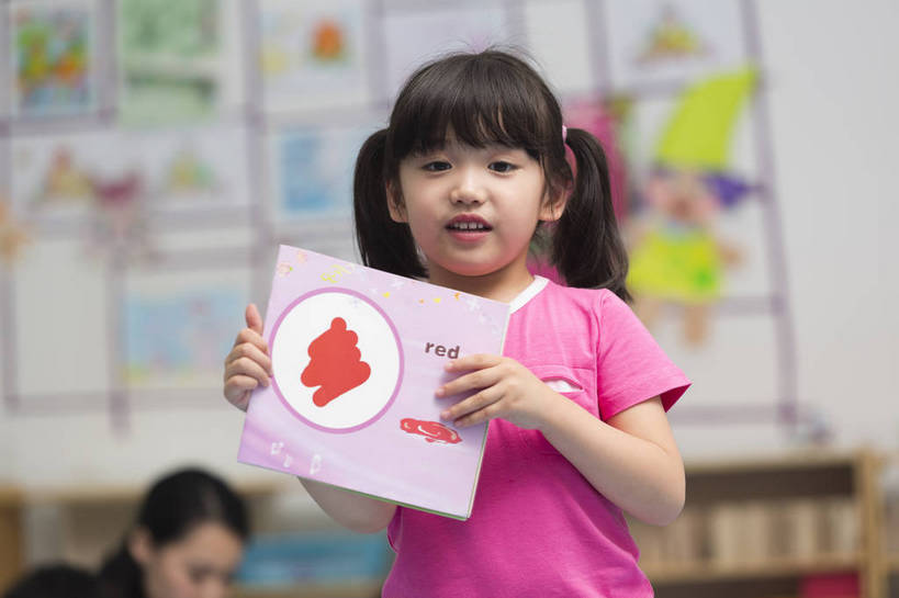 东方人,婴儿,儿童,一个人,站,横图,彩色,室内,特写,白天,正面,看书,快乐,幸福,纯洁,北京,中国,图片,小孩,小女孩,背景墙,画册,教室,放松,可爱,童年,童趣,讲解,幼儿园,摄影,活泼,成长,希望,好奇,未来,宝宝,纯真,烂漫,无邪,乐观,卡通画,伶俐,认真,天真,女孩,女人,女性,亚洲人,中国人,孩子,半身,女生,bj174