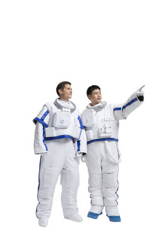 东方人,西方人,中年人,两个人,伙伴,宇航员,飞行员,站,微笑,竖图,彩色,室内,白天,留白,抠图,白色背景,侧面,探险,合作,团队,信心,技术,航天,高科技,科技,北京,欧洲,中国,欧洲人,宇航服,科学,图片,指点,探索,自信,摄影,科学技术,未来,太空服,成就,航天员,梦想,太空人,团结,友情,男人,男性,年轻男性,白种人,亚洲人,中国人,年轻人,举手,谈论,全身,影棚拍摄,愉快,bj174