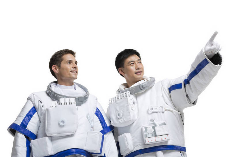 东方人,西方人,中年人,两个人,伙伴,宇航员,飞行员,站,微笑,横图,彩色,室内,白天,留白,抠图,白色背景,侧面,探险,合作,团队,信心,技术,航天,高科技,科技,北京,欧洲,中国,欧洲人,宇航服,科学,图片,指点,探索,自信,摄影,科学技术,未来,太空服,成就,航天员,梦想,太空人,团结,友情,男人,男性,年轻男性,白种人,亚洲人,中国人,年轻人,举手,谈论,半身,影棚拍摄,愉快,bj174