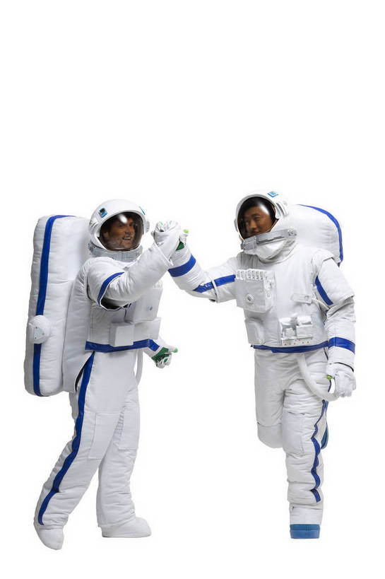 东方人,西方人,中年人,两个人,伙伴,宇航员,飞行员,走,握手,微笑,竖图,彩色,室内,白天,留白,抠图,白色背景,侧面,探险,合作,团队,信心,技术,航天,高科技,科技,北京,欧洲,中国,欧洲人,漫步,宇航服,庆祝,科学,头盔,图片,探索,自信,摄影,科学技术,未来,太空服,成就,航天员,梦想,太空人,团结,友情,男人,男性,年轻男性,白种人,亚洲人,中国人,年轻人,全身,影棚拍摄,愉快,太空行走,bj174