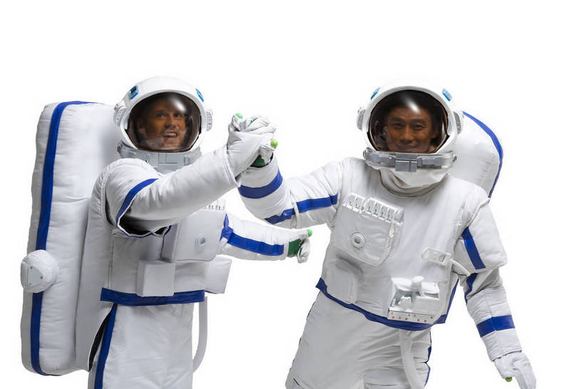 东方人,西方人,中年人,两个人,伙伴,宇航员,飞行员,走,握手,微笑,横图,彩色,室内,白天,留白,抠图,白色背景,正面,侧面,探险,合作,团队,信心,技术,航天,高科技,科技,北京,欧洲,中国,欧洲人,漫步,宇航服,庆祝,科学,头盔,图片,探索,自信,摄影,科学技术,未来,太空服,成就,航天员,梦想,太空人,团结,友情,男人,男性,年轻男性,白种人,亚洲人,中国人,年轻人,半身,影棚拍摄,愉快,太空行走,bj174
