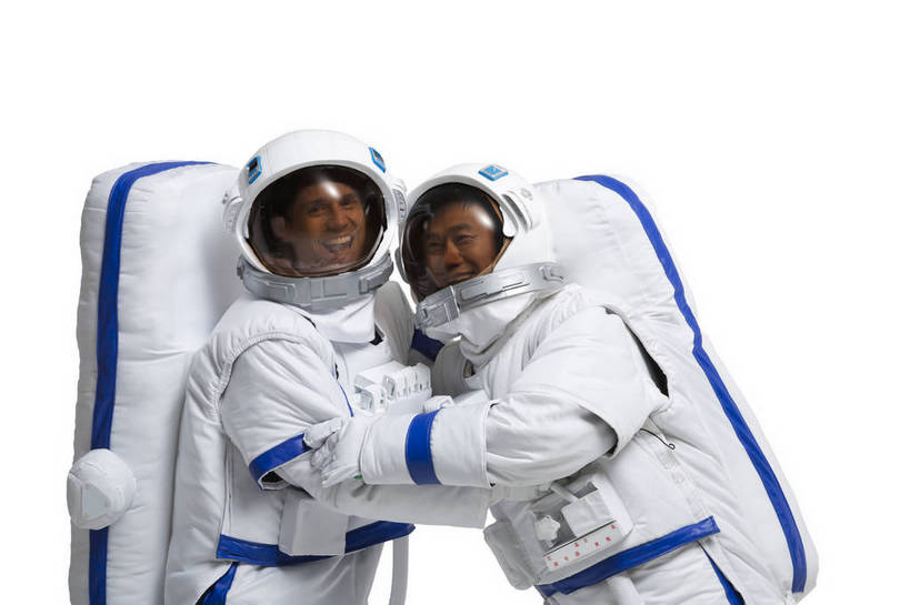 东方人,西方人,中年人,两个人,伙伴,宇航员,飞行员,走,微笑,横图,彩色,室内,白天,留白,抠图,白色背景,侧面,探险,合作,团队,信心,技术,航天,高科技,科技,北京,欧洲,中国,欧洲人,漫步,宇航服,科学,头盔,图片,探索,自信,摄影,科学技术,未来,太空服,成就,航天员,梦想,太空人,团结,友情,男人,男性,年轻男性,白种人,亚洲人,中国人,年轻人,拥抱,半身,影棚拍摄,愉快,太空行走,bj174