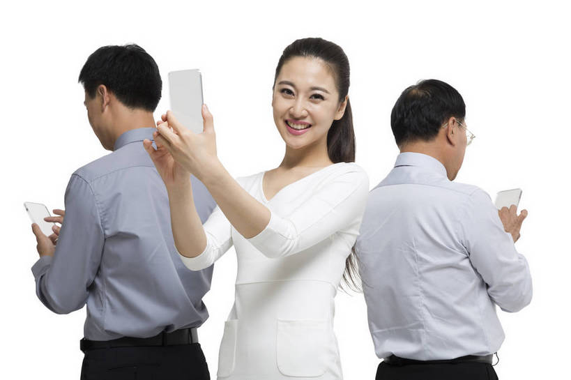 东方人,中年人,三个人,伙伴,科学家,站,横图,彩色,室内,白天,留白,抠图,白色背景,侧面,时尚,合作,团队,信心,显示器,技术,高科技,科技,手机,北京,中国,正装,工作,科学,屏幕,图片,显示屏,现代,背面,背靠背,美女,自信,摄影,生活方式,使用,科学技术,未来,科研人员,工作装,成就,研究者,液晶显示器,梦想,输出设备,科学研究者,团结,友情,男人,男性,年轻男性,年轻女性,女人,女性,中国人,年轻人,科学工作者,半身,影棚拍摄,愉快,bj174