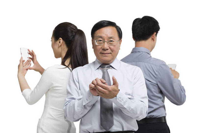 东方人,中年人,三个人,伙伴,科学家,站,横图,彩色,室内,白天,留白,抠图,白色背景,正面,时尚,合作,团队,信心,显示器,技术,高科技,科技,手机,北京,中国,正装,工作,科学,屏幕,图片,显示屏,现代,背面,背靠背,美女,自信,摄影,生活方式,使用,科学技术,未来,科研人员,工作装,成就,研究者,液晶显示器,梦想,输出设备,科学研究者,团结,友情,男人,男性,年轻男性,年轻女性,女人,女性,中国人,年轻人,科学工作者,半身,影棚拍摄,愉快,bj174