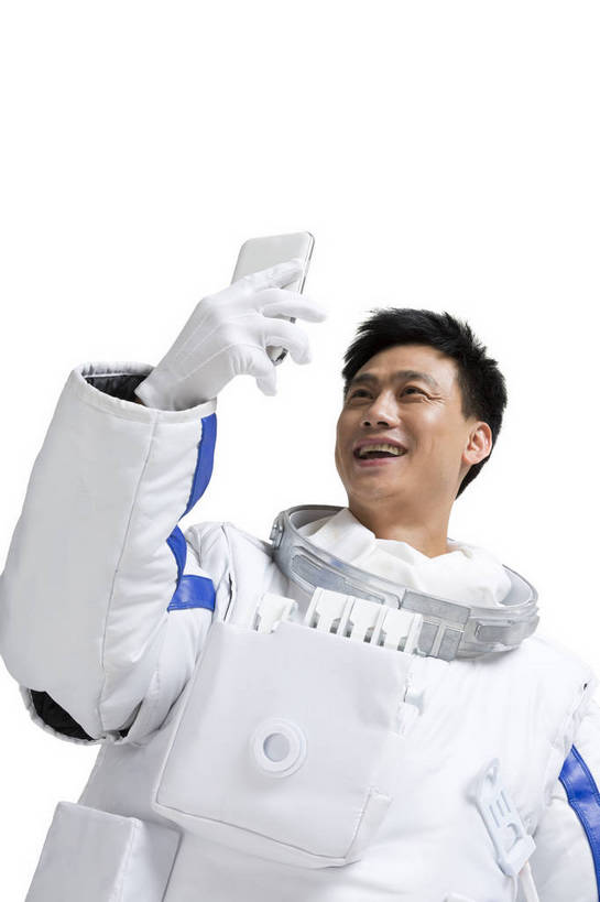 东方人,中年人,一个人,宇航员,飞行员,站,微笑,竖图,彩色,室内,白天,留白,抠图,白色背景,正面,探险,信心,技术,航天,高科技,科技,手机,北京,中国,仅一个男性,宇航服,科学,图片,拍照,展示,探索,自信,自拍,摄影,使用,科学技术,未来,太空服,成就,航天员,梦想,太空人,男人,男性,年轻男性,亚洲人,中国人,年轻人,半身,影棚拍摄,愉快,bj174