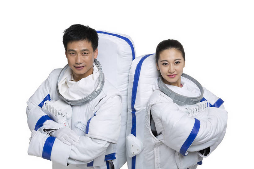 东方人,中年人,两个人,伙伴,宇航员,飞行员,抱,微笑,横图,俯视,彩色,室内,白天,留白,抠图,白色背景,正面,侧面,探险,合作,团队,信心,技术,高科技,科技,北京,中国,宇航服,科学,图片,肩膀,背靠背,美女,探索,自信,摄影,抱着,靠近,科学技术,搂着,未来,太空服,成就,航天员,梦想,太空人,航天站,团结,友情,男人,男性,年轻男性,年轻女性,女人,女性,亚洲人,中国人,年轻人,搂,半身,影棚拍摄,愉快,bj174