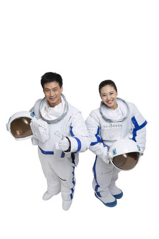 东方人,中年人,两个人,伙伴,宇航员,飞行员,微笑,竖图,彩色,室内,白天,留白,抠图,白色背景,正面,侧面,探险,合作,团队,信心,技术,高科技,科技,北京,中国,宇航服,科学,头盔,图片,背靠背,美女,探索,自信,摄影,靠近,科学技术,未来,太空服,成就,航天员,梦想,太空人,航天站,团结,友情,男人,男性,年轻男性,年轻女性,女人,女性,亚洲人,中国人,年轻人,捧着,全身,影棚拍摄,愉快,bj174