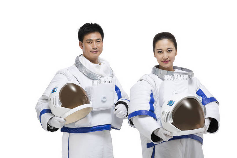 东方人,中年人,两个人,伙伴,宇航员,飞行员,微笑,横图,彩色,室内,白天,留白,抠图,白色背景,正面,侧面,探险,合作,团队,信心,技术,高科技,科技,北京,中国,宇航服,科学,头盔,图片,美女,探索,自信,摄影,科学技术,未来,太空服,成就,航天员,梦想,太空人,航天站,团结,友情,男人,男性,年轻男性,年轻女性,女人,女性,亚洲人,中国人,年轻人,捧着,半身,影棚拍摄,愉快,bj174
