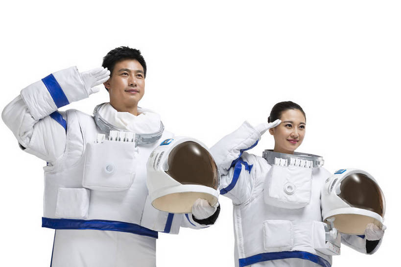 东方人,中年人,两个人,伙伴,宇航员,飞行员,微笑,横图,彩色,室内,白天,留白,抠图,白色背景,正面,探险,合作,团队,信心,技术,高科技,科技,北京,中国,宇航服,科学,头盔,图片,美女,探索,自信,摄影,科学技术,敬礼,未来,太空服,成就,航天员,梦想,军礼,太空人,航天站,团结,友情,男人,男性,年轻男性,年轻女性,女人,女性,亚洲人,中国人,年轻人,捧着,半身,影棚拍摄,愉快,bj174