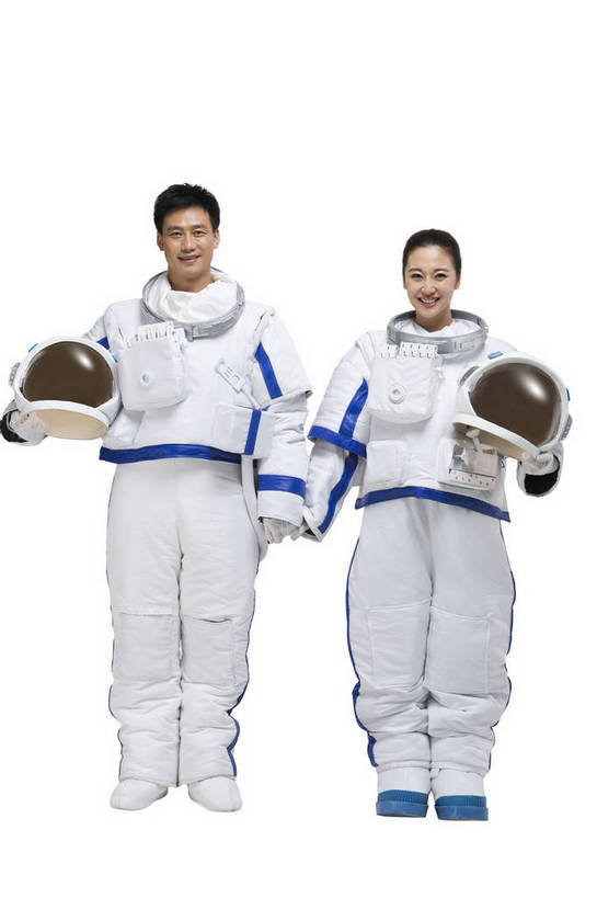 东方人,中年人,两个人,伙伴,宇航员,飞行员,微笑,竖图,彩色,室内,白天,留白,抠图,白色背景,正面,探险,合作,团队,信心,技术,高科技,科技,北京,中国,宇航服,科学,头盔,图片,美女,探索,自信,摄影,靠近,科学技术,未来,太空服,成就,航天员,梦想,太空人,航天站,团结,友情,男人,男性,年轻男性,年轻女性,女人,女性,亚洲人,中国人,年轻人,捧着,全身,影棚拍摄,愉快,bj174