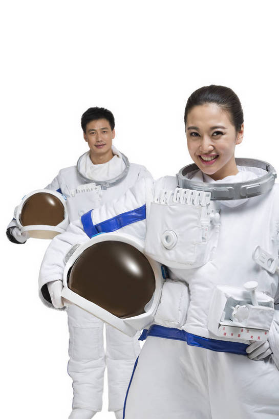 东方人,中年人,两个人,伙伴,宇航员,飞行员,微笑,竖图,彩色,室内,白天,留白,抠图,白色背景,正面,探险,合作,团队,信心,技术,高科技,科技,北京,中国,宇航服,科学,头盔,图片,美女,探索,自信,摄影,科学技术,未来,太空服,成就,航天员,梦想,太空人,航天站,团结,友情,男人,男性,年轻男性,年轻女性,女人,女性,亚洲人,中国人,年轻人,捧着,半身,影棚拍摄,愉快,bj174