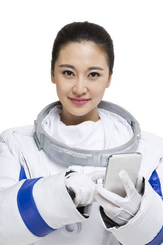 东方人,一个人,宇航员,飞行员,站,微笑,竖图,彩色,室内,白天,留白,抠图,白色背景,正面,探险,信心,技术,航天,高科技,科技,手机,北京,中国,仅一个年轻女性,宇航服,科学,图片,指点,美女,探索,自信,摄影,使用,科学技术,未来,太空服,成就,航天员,梦想,太空人,年轻女性,女人,女性,中国人,年轻人,触摸,半身,影棚拍摄,愉快,bj174