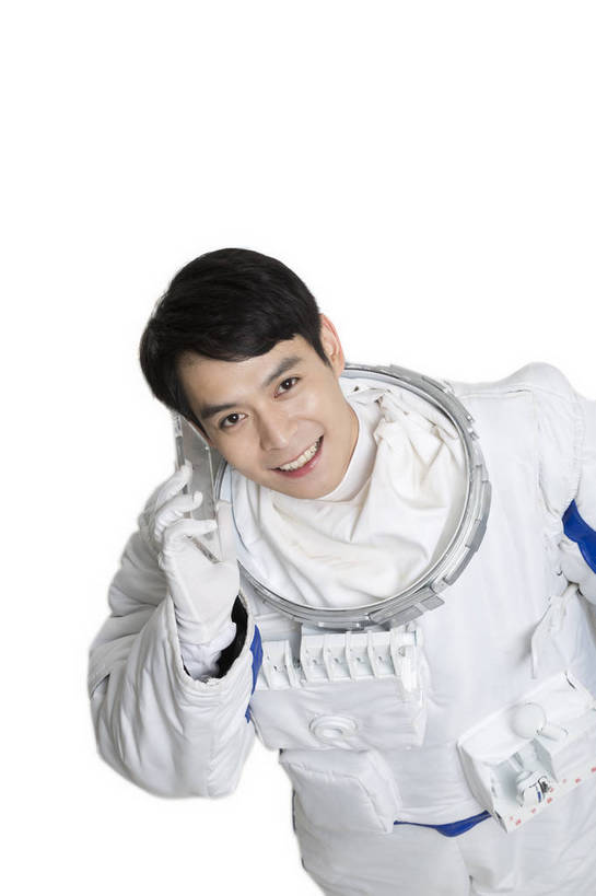 东方人,中年人,一个人,宇航员,飞行员,站,打电话,微笑,竖图,俯视,彩色,室内,白天,留白,抠图,白色背景,正面,探险,信心,技术,航天,高科技,科技,手机,北京,中国,仅一个男性,宇航服,科学,图片,探索,自信,摄影,使用,科学技术,未来,太空服,成就,航天员,梦想,太空人,男人,男性,年轻男性,亚洲人,中国人,年轻人,半身,影棚拍摄,愉快,bj174