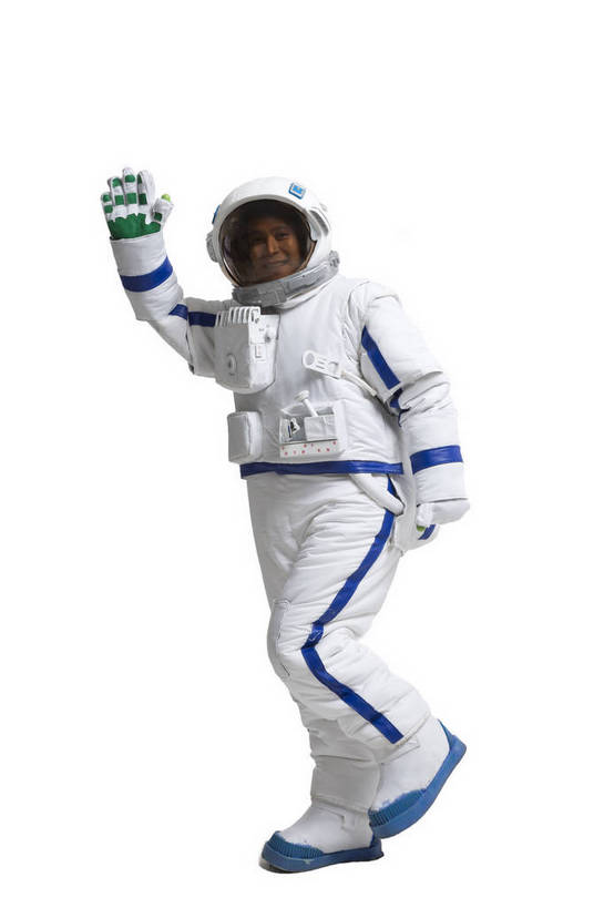 东方人,中年人,一个人,宇航员,飞行员,微笑,竖图,彩色,室内,白天,留白,抠图,白色背景,侧面,探险,信心,技术,航天,高科技,科技,帽子,北京,中国,仅一个男性,戴,漫步,宇航服,科学,头盔,图片,挥手,安全帽,招手,探索,自信,摄影,戴着,科学技术,未来,太空服,成就,航天员,梦想,太空人,男人,男性,年轻男性,亚洲人,中国人,年轻人,全身,影棚拍摄,愉快,太空行走,bj174