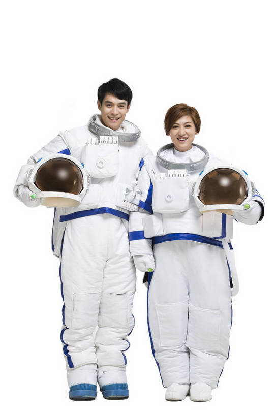 东方人,中年人,两个人,伙伴,宇航员,飞行员,站,微笑,竖图,彩色,室内,白天,留白,抠图,白色背景,正面,探险,合作,团队,信心,技术,航天,高科技,科技,北京,中国,宇航服,科学,头盔,图片,美女,探索,自信,摄影,科学技术,未来,太空服,成就,航天员,梦想,太空人,团结,友情,男人,男性,年轻男性,年轻女性,女人,女性,亚洲人,中国人,年轻人,捧着,全身,影棚拍摄,愉快,bj174