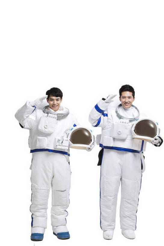 东方人,西方人,中年人,两个人,伙伴,宇航员,飞行员,站,微笑,竖图,彩色,室内,白天,留白,抠图,白色背景,正面,探险,合作,团队,信心,技术,航天,高科技,科技,北京,欧洲,中国,欧洲人,宇航服,科学,头盔,图片,探索,自信,摄影,科学技术,敬礼,未来,太空服,成就,亲近,航天员,梦想,军礼,太空人,团结,友情,男人,男性,年轻男性,白种人,亚洲人,中国人,年轻人,捧着,全身,影棚拍摄,愉快,bj174