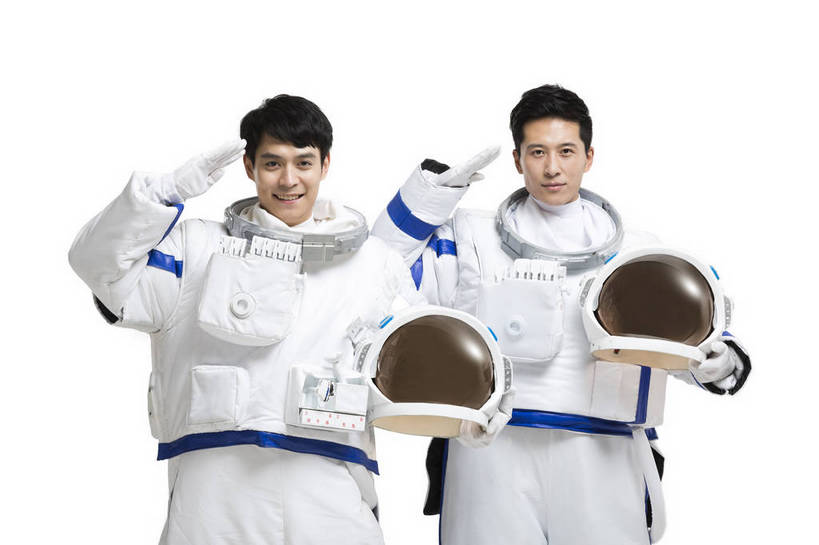 东方人,西方人,中年人,两个人,伙伴,宇航员,飞行员,站,微笑,横图,彩色,室内,白天,留白,抠图,白色背景,正面,探险,合作,团队,信心,技术,航天,高科技,科技,北京,欧洲,中国,欧洲人,宇航服,科学,头盔,图片,探索,自信,摄影,科学技术,敬礼,未来,太空服,成就,亲近,航天员,梦想,军礼,太空人,团结,友情,男人,男性,年轻男性,白种人,亚洲人,中国人,年轻人,捧着,半身,影棚拍摄,愉快,bj174