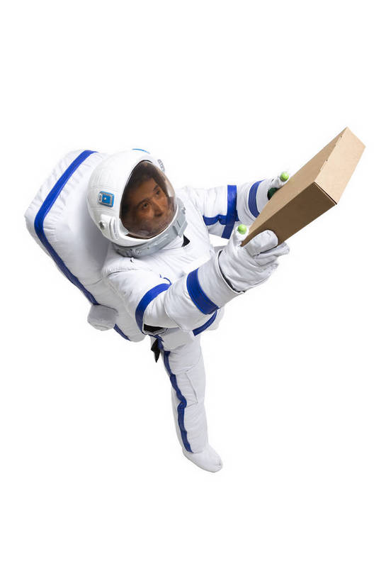 东方人,中年人,一个人,宇航员,飞行员,竖图,俯视,彩色,室内,白天,留白,抠图,白色背景,侧面,探险,信心,技术,航天,高科技,科技,北京,中国,仅一个男性,漫步,宇航服,科学,图片,盒子,快递员,探索,自信,摄影,科学技术,未来,太空服,成就,航天员,快递,梦想,速递,太空人,男人,男性,年轻男性,亚洲人,中国人,年轻人,举着,全身,影棚拍摄,愉快,太空行走,bj174